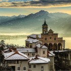 Madonna del Sasso ueber dem Lago Maggiore mit dem Monte Camoghe im Hintergrund, Orselina_Jan Geerk